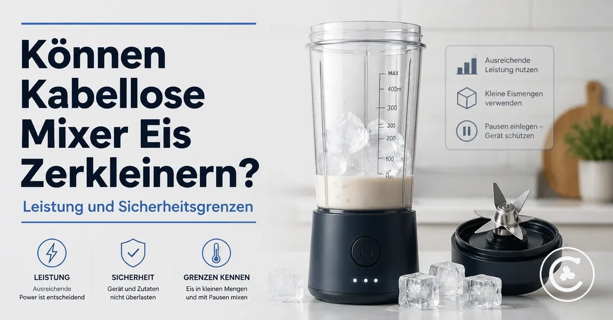 Kabelloser Mixer mit kleinen Eiswürfeln, Flüssigkeit und Messereinheit zur Darstellung der Eiszerkleinerung
