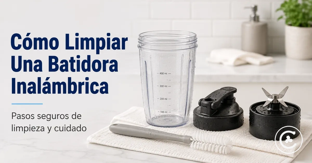 Vaso, tapa, base de cuchillas y cepillo de limpieza de una batidora inalámbrica preparados para su limpieza