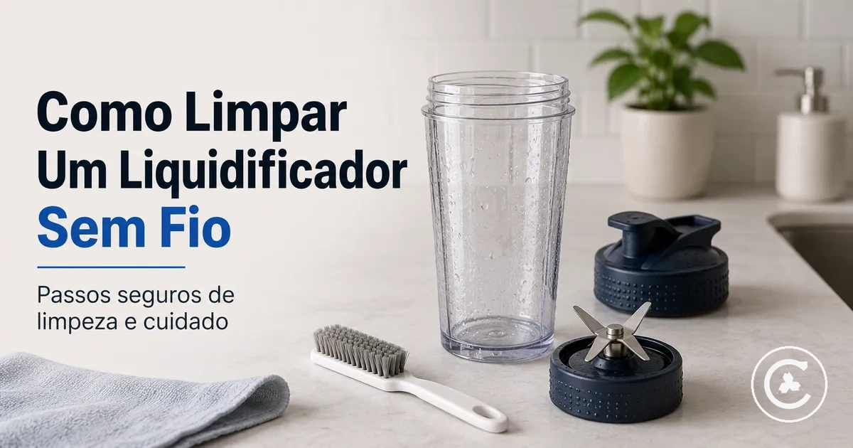 Copo, tampa, base das lâminas e escova de limpeza de um liquidificador sem fio preparados para limpeza