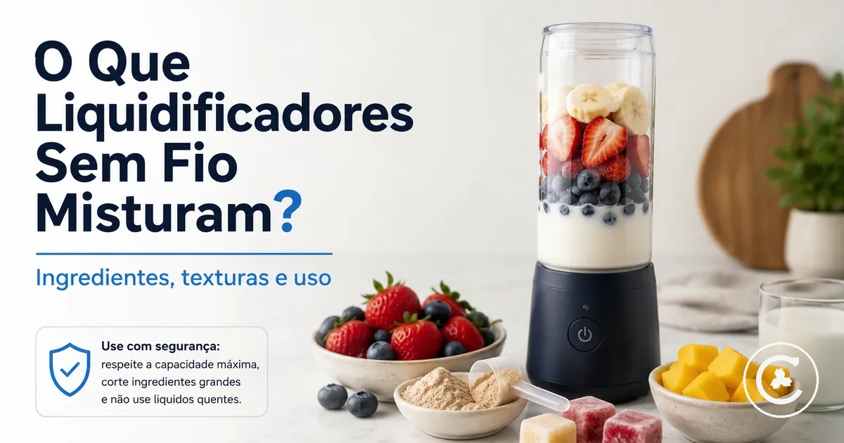 Liquidificador sem fio com frutas macias, líquido, proteína em pó e pequenos pedaços congelados