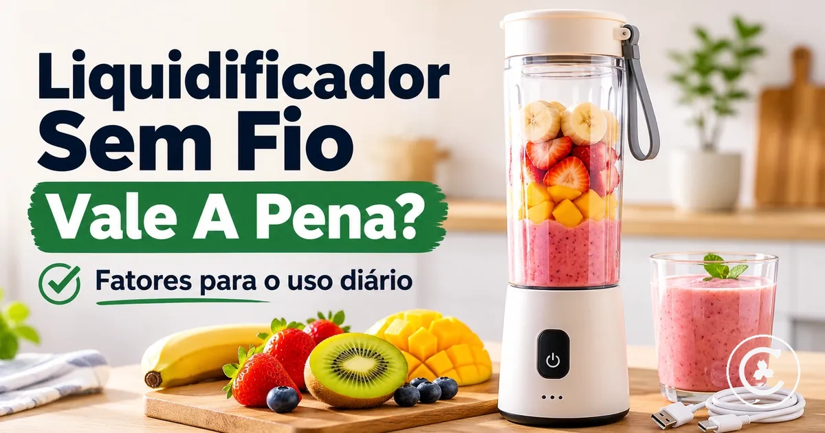 Liquidificador sem fio usado para preparar uma vitamina diária com frutas, copo e cabo de carregamento