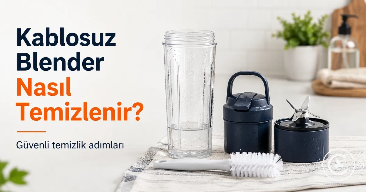 Temizlik için hazırlanmış kablosuz blender haznesi, kapağı, bıçak tabanı ve temizlik fırçası